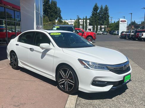 Used 2017 Honda Accord Touring image 6
