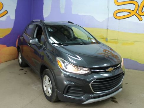 Used 2018 Chevrolet Trax LT w/ LT Convenience Package AWD/4WD image 2