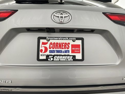 Used 2022 Toyota Highlander XLE image 11