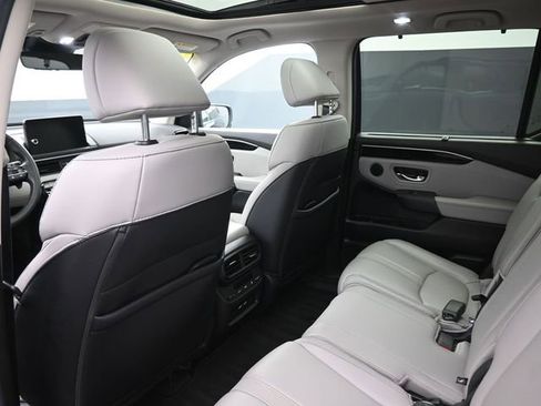 Certified 2023 Honda Pilot Touring image 10