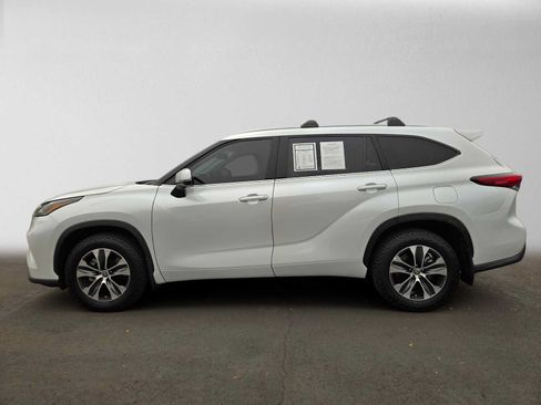 Used 2022 Toyota Highlander XLE AWD/4WD image 6