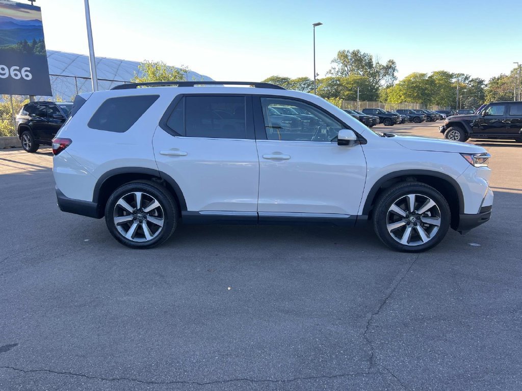 Used 2023 Honda Pilot Touring image 7
