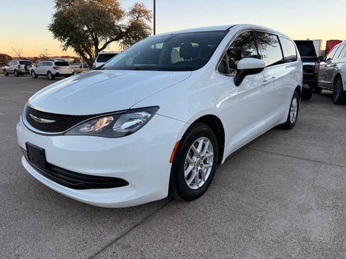 Used 2017 Chrysler Pacifica LX image 3