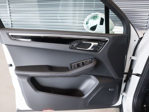 Used 2025 Porsche Macan image 25