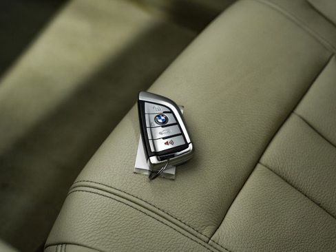 Used 2017 BMW 740i xDrive image 54