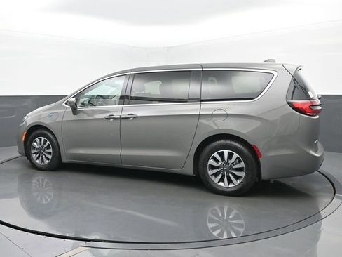 Used 2022 Chrysler Pacifica Touring-L FWD image 3
