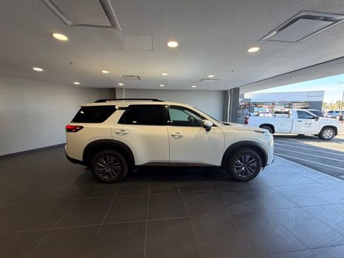 Used 2025 Nissan Pathfinder SV image 4