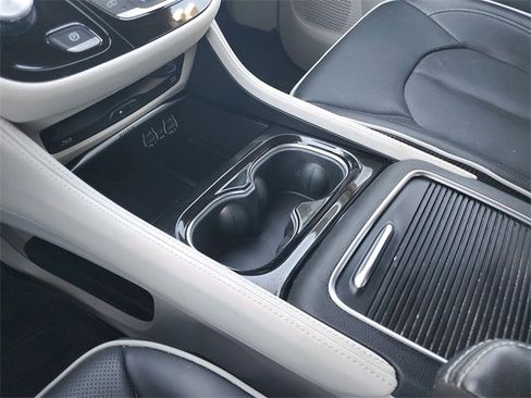 Used 2024 Chrysler Pacifica Limited w/ Uconnect Theater Family Group image 20