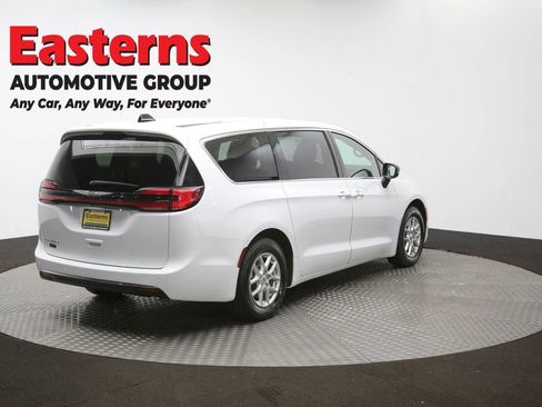 Used 2024 Chrysler Pacifica Touring-L image 39