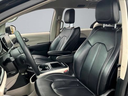 Used 2023 Chrysler Pacifica Touring-L FWD image 21