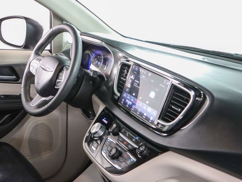 Used 2023 Chrysler Pacifica Touring-L FWD image 26