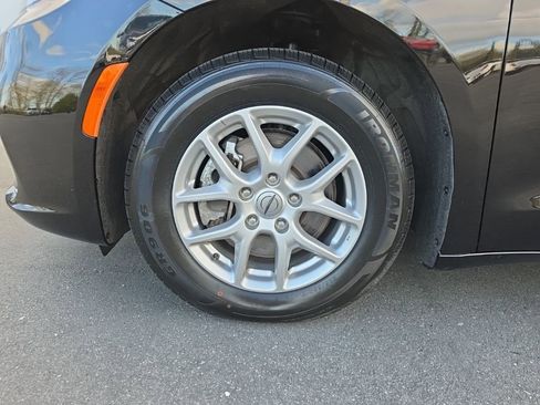 Used 2024 Chrysler Pacifica Touring-L FWD image 37