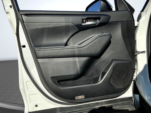 Used 2023 Toyota Highlander XLE image 23