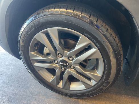 Used 2023 Kia Seltos S w/ Navigation Package FWD image 9
