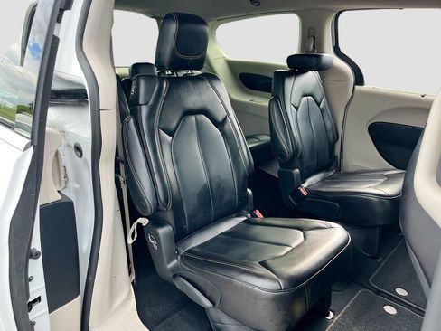 Certified 2023 Chrysler Pacifica Touring-L FWD image 26