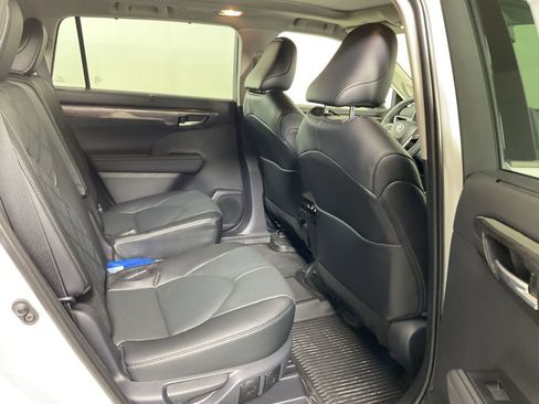 New 2026 Toyota Highlander Platinum image 23