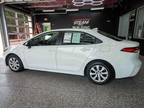 Used 2025 Toyota Corolla LE FWD image 2