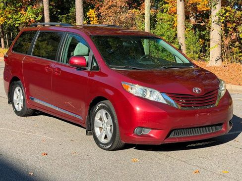 Used 2016 Toyota Sienna LE image 25