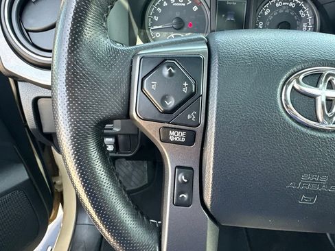 Used 2017 Toyota Tacoma TRD Off-Road w/ Premium & Technology Package AWD/4WD image 10