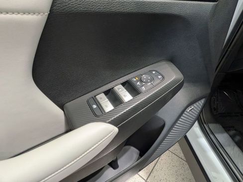 Used 2025 Mitsubishi Outlander SE FWD image 11