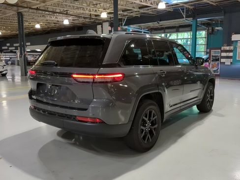 Used 2024 Jeep Grand Cherokee Altitude AWD/4WD image 8