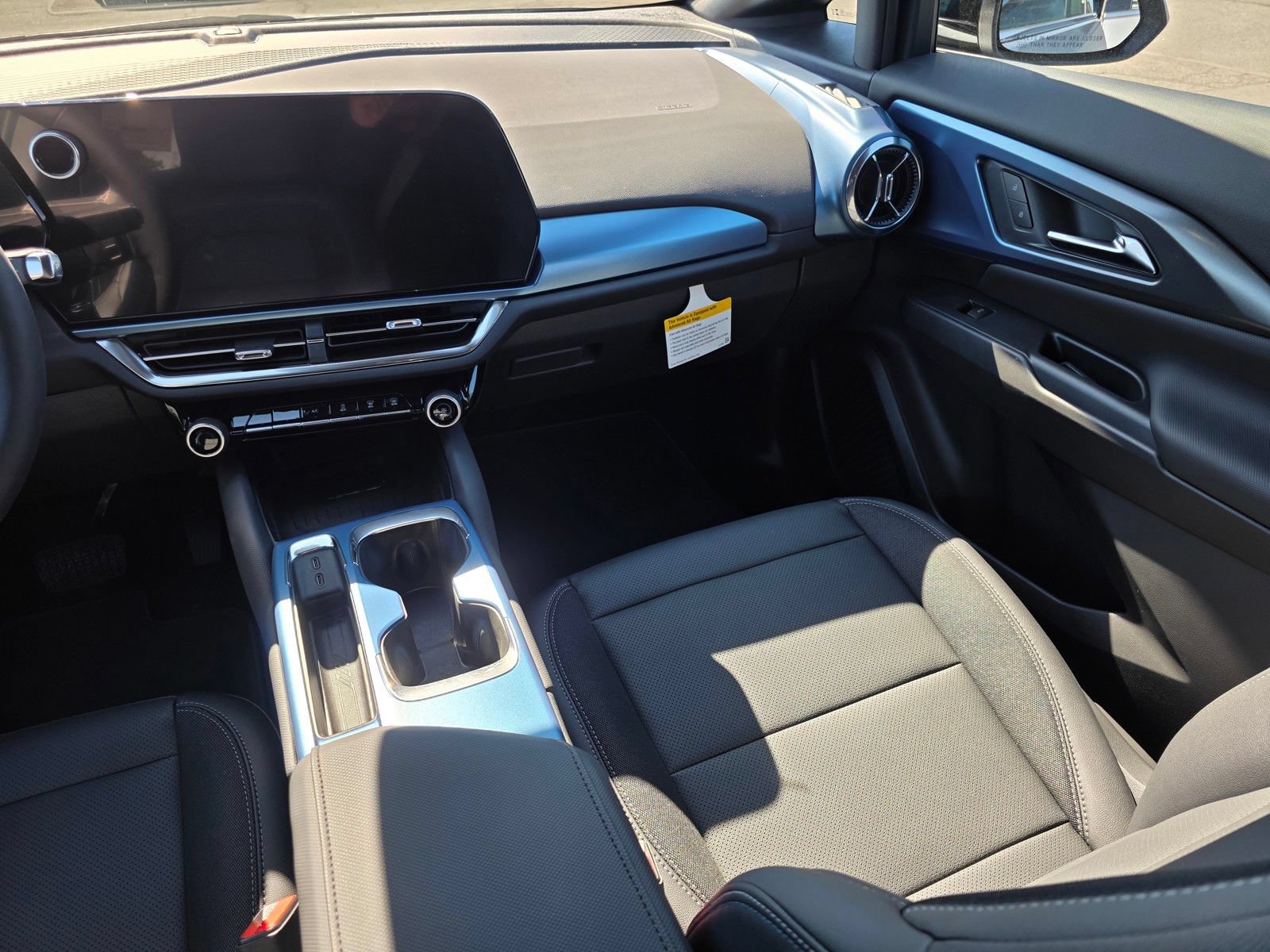 New 2026 Chevrolet Equinox EV LT w/ LPO, Blackout Package FWD image 17