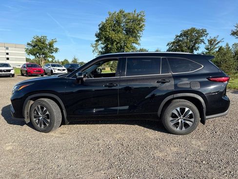 Used 2021 Toyota Highlander XLE AWD/4WD image 7
