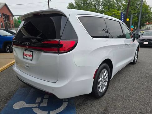 New 2027 Chrysler Pacifica Select FWD image 37