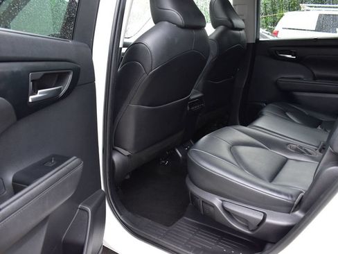 Used 2020 Toyota Highlander XLE AWD/4WD image 23