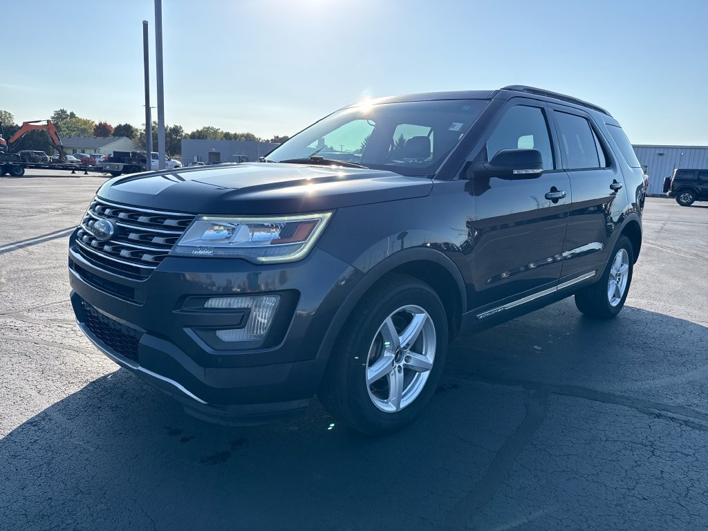 Used 2017 Ford Explorer XLT w/ Equipment Group 202A AWD/4WD image 4