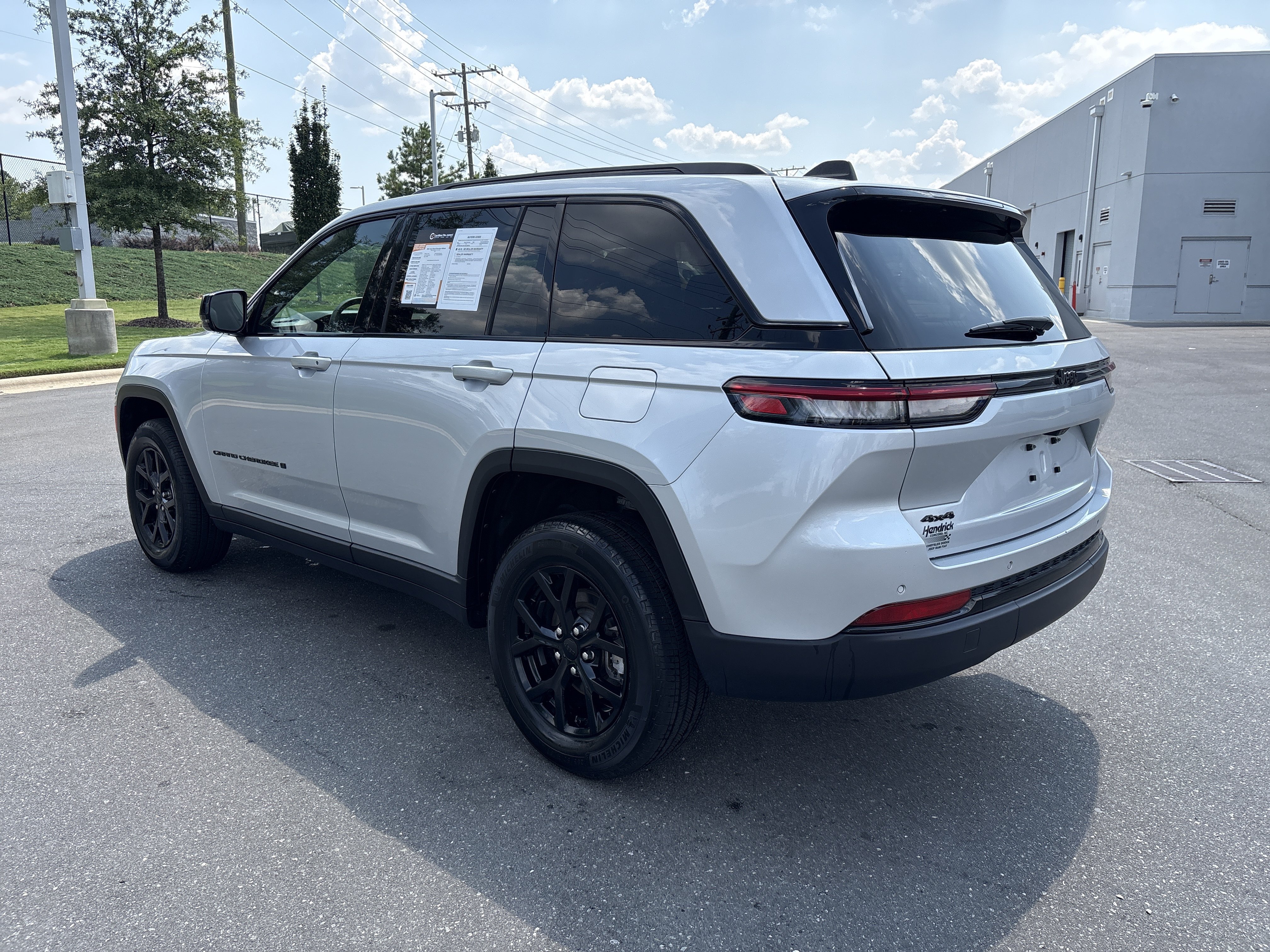 Used 2025 Jeep Grand Cherokee Altitude AWD/4WD image 7