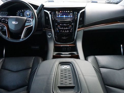 Used 2017 Cadillac Escalade Premium Luxury image 25