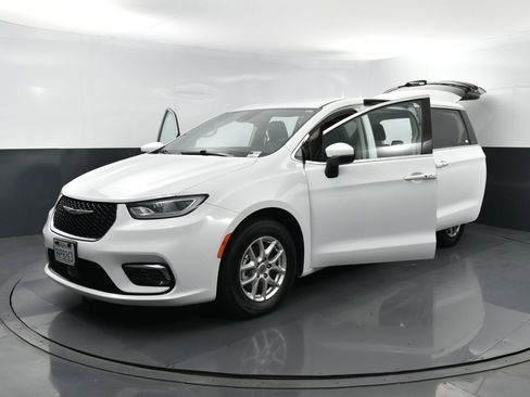 Used 2023 Chrysler Pacifica Touring-L FWD image 33