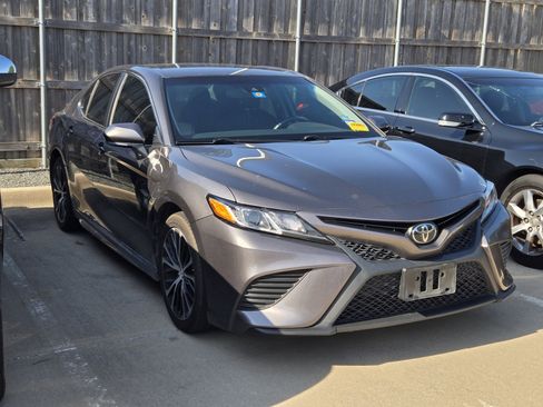 Used 2018 Toyota Camry SE w/ Convenience Package FWD image 3