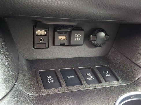 Used 2019 Toyota Highlander LE AWD/4WD image 23