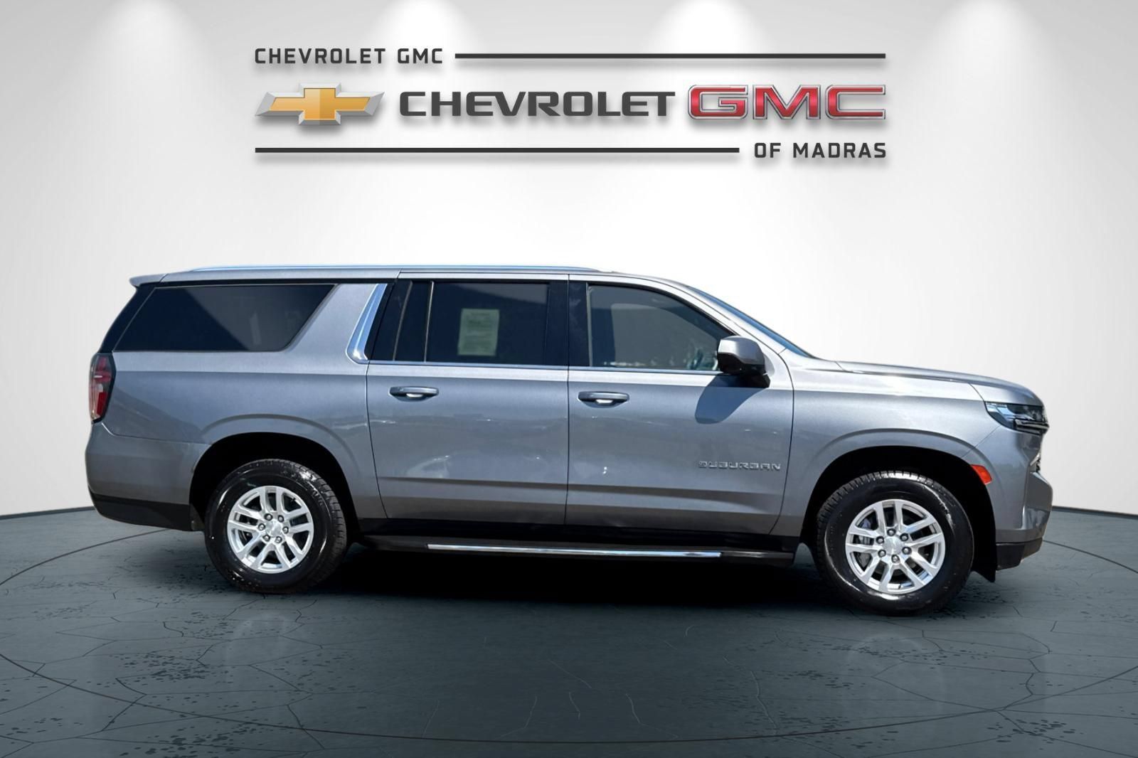 Used 2022 Chevrolet Suburban LT AWD/4WD image 2