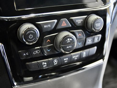 Used 2022 Jeep Grand Cherokee Laredo X image 14