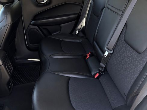 Used 2019 Jeep Compass Latitude AWD/4WD image 12