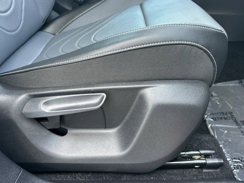 Used 2025 Volkswagen Tiguan SE FWD image 23