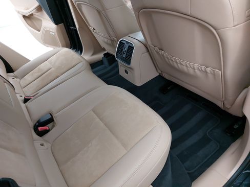 Certified 2021 Porsche Macan S image 13