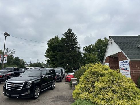 Used 2018 Cadillac Escalade Luxury RWD image 1