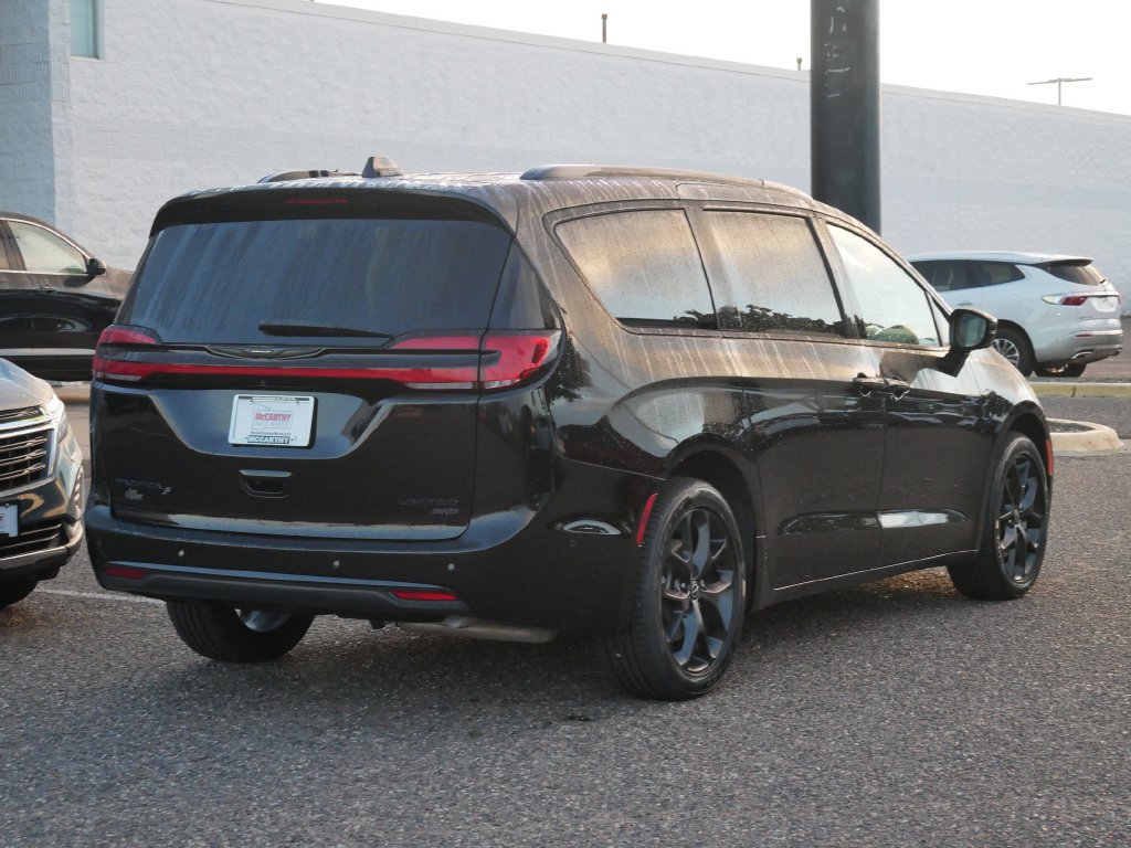 Used 2025 Chrysler Pacifica Limited AWD/4WD image 3