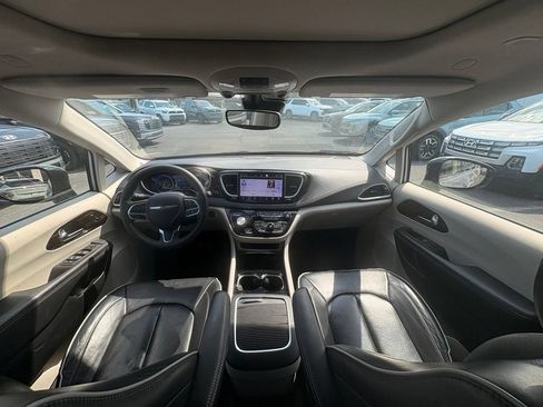Used 2023 Chrysler Pacifica Limited FWD image 30