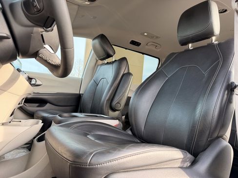 Used 2022 Chrysler Pacifica Touring-L image 27