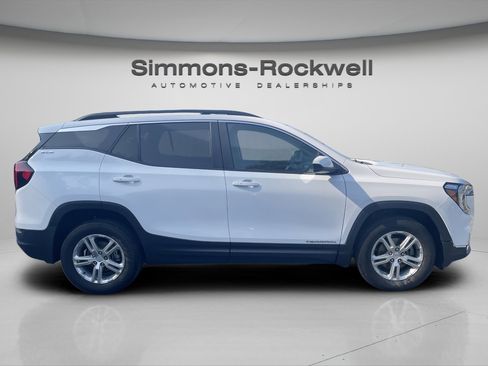 Used 2022 GMC Terrain SLE w/ Driver Convenience Package image 4