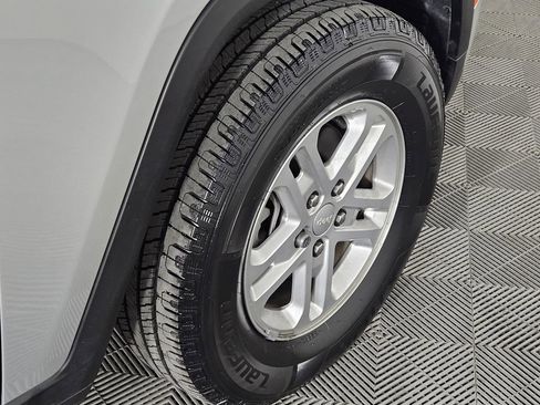 Used 2025 Jeep Grand Cherokee Laredo RWD image 7