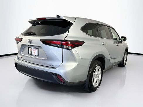 Used 2024 Toyota Highlander LE AWD/4WD image 8