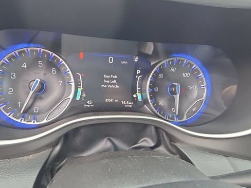 Used 2023 Chrysler Pacifica Touring-L FWD image 18