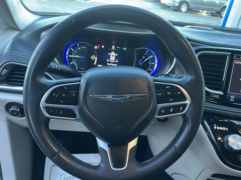 Used 2022 Chrysler Pacifica Touring-L image 17