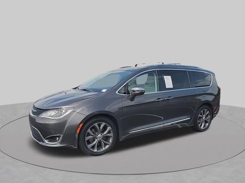 Used 2018 Chrysler Pacifica Limited w/ Tire & Wheel Group FWD image 4
